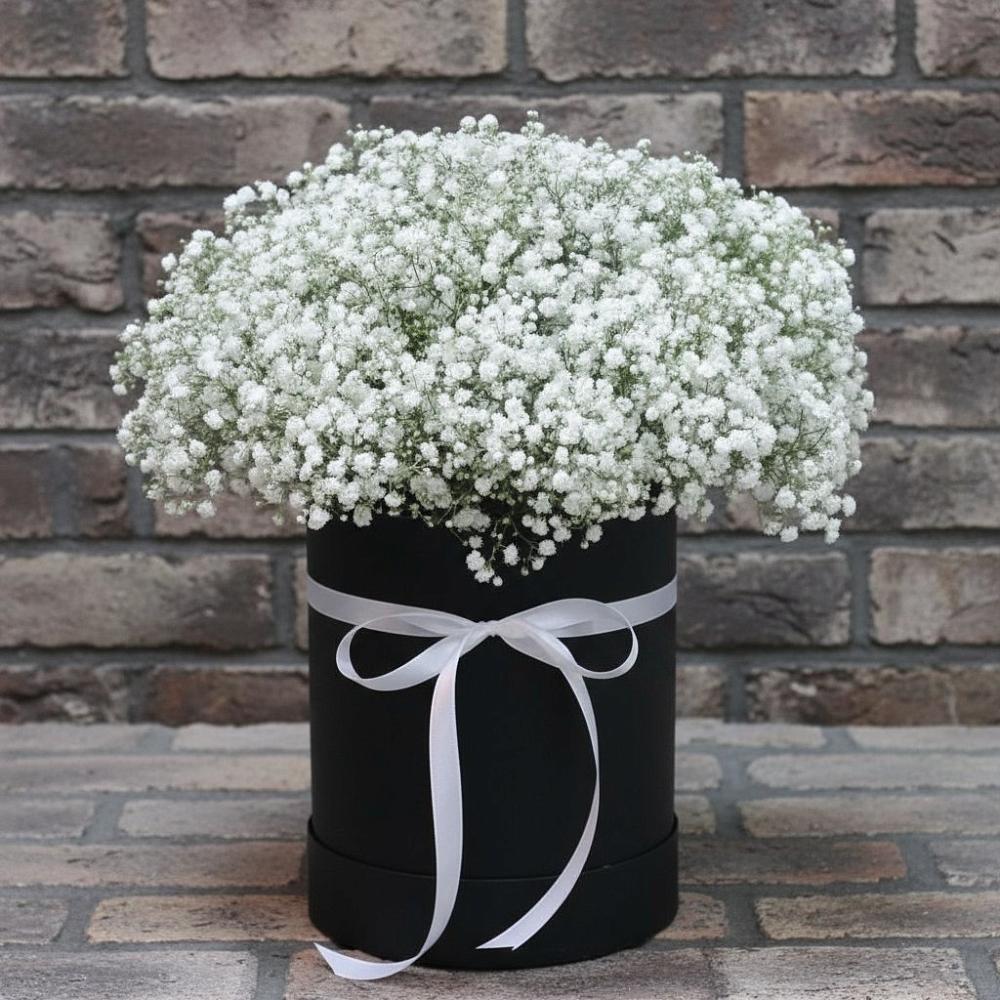 Цветочная композиция из Гипсофила в шляпной коробке в Пролетарском Ставропольского края