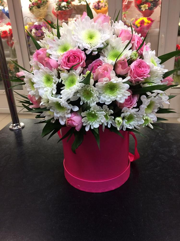 Цветочная композиция из Розы и Хризантемы в шляпной коробке в Пролетарском Ставропольского края