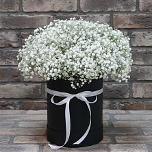 Цветочная композиция из Гипсофила в шляпной коробке в Пролетарском Ставропольского края
