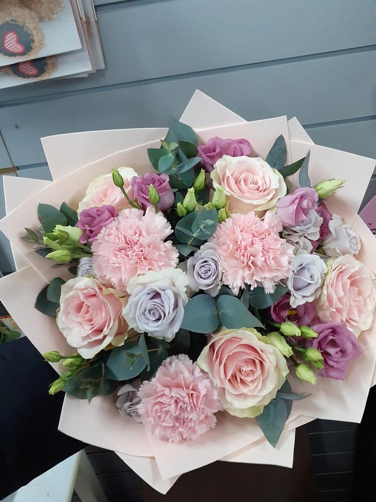 Букет цветов из: Розы, Гвоздики и Лизиантусы в Пролетарском Ставропольского края